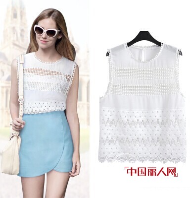 用不同角度看时尚 蓝色包臀裙搭配 白色镂空上衣搭配