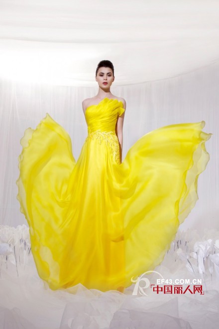 婚纱礼服选什么颜色比较好看 中式婚礼晚宴上穿什么颜色礼服