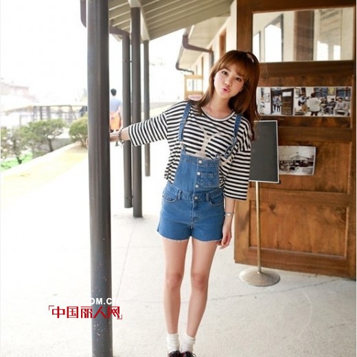 街拍背带裤时尚美搭  百变风格任你选