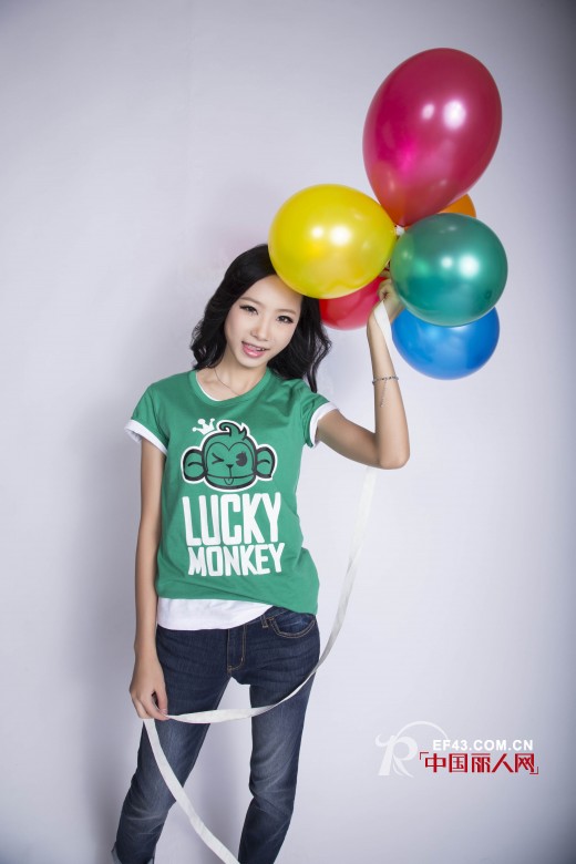 英伦风少女强势来袭  图案印花T恤怎么搭配好看