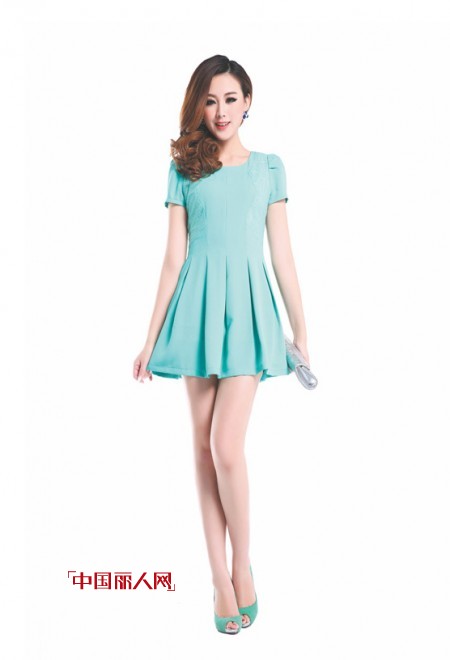 纯色系连衣裙搭配 粉色连衣裙适合多大年龄穿 职业女性穿什么连衣裙