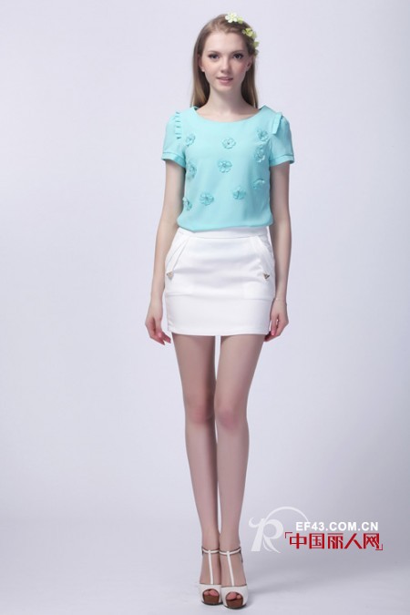 紫色蕾丝衫怎么搭配好看 白色包臀裙什么款式的好