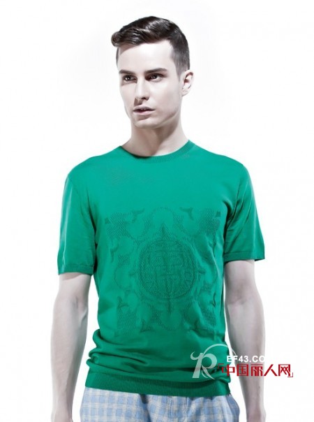 男生穿色彩鲜艳的T恤好看吗?橙色V领T恤怎么搭配 绿色短袖T恤要怎么搭配