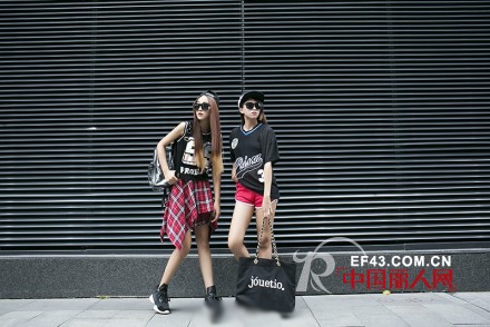 青春荒唐我不负你 最具个性闺蜜装扮 闺蜜拍照什么姿势好看