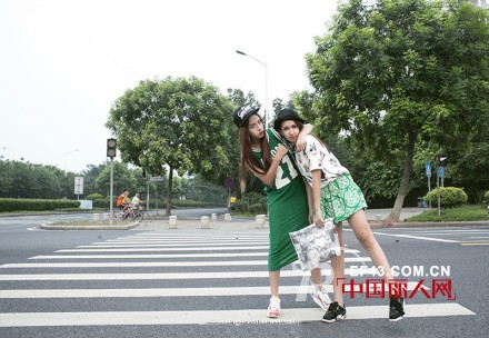 青春荒唐我不负你 最具个性闺蜜装扮 闺蜜拍照什么姿势好看