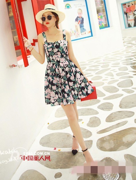 粉色包臀裙和连衣裙哪款好看 印花吊带裙HOLD住男票