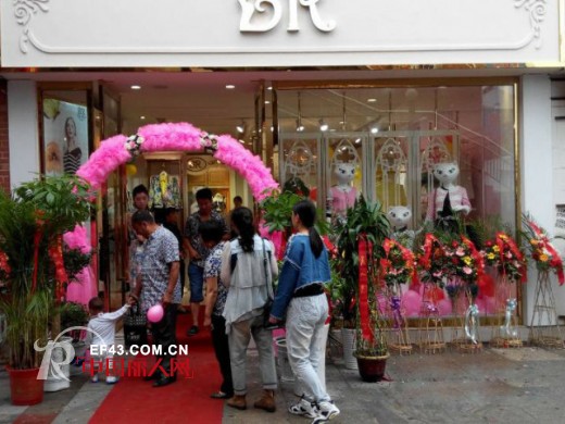 法国快时尚女装品牌BR江苏金湖店震撼开业
