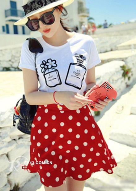 显瘦半身裙搭配 半身裙配什么上衣 大红色半身裙配什么颜色