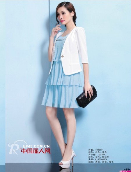 浅蓝色连衣裙配什么鞋子和包包  浅蓝色连衣裙搭配