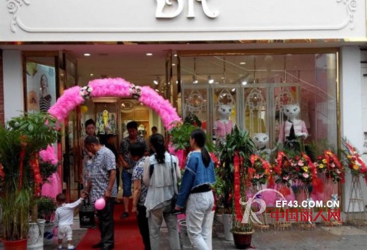 热烈庆祝快时尚女装BR江苏淮安盛大开业,销售场面火爆