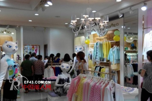 热烈庆祝快时尚女装BR江苏淮安盛大开业,销售场面火爆