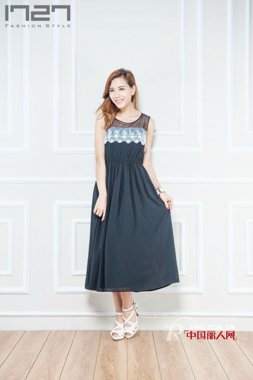 黑色裙装在秋天怎么搭配  夏末秋初穿哪种裙子比较好看