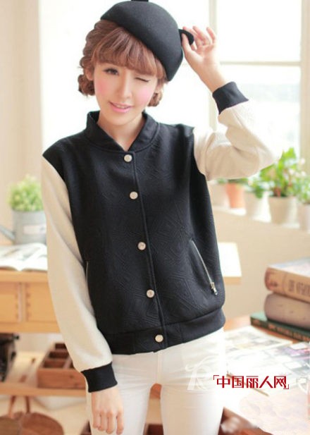 夏天到秋天怎么穿 棒球外套今年还流行吗 棒球外套怎么搭配