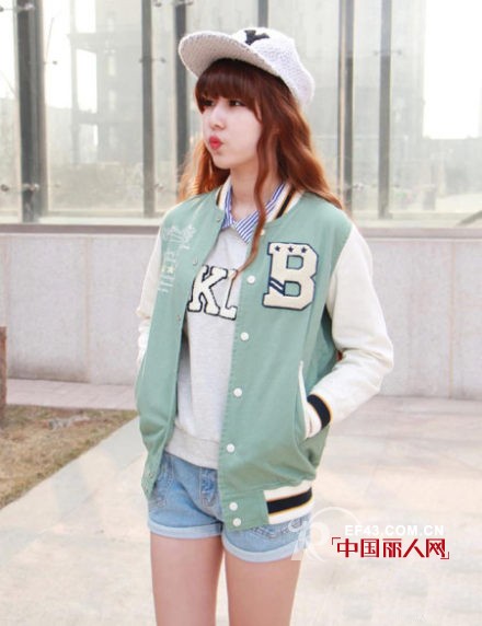 夏天到秋天怎么穿 棒球外套今年还流行吗 棒球外套怎么搭配
