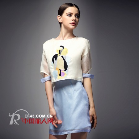 半身裙怎么搭配 A字高腰短裙搭配宽松的短装上衣好看吗