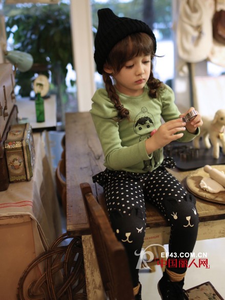 泡泡袖上衣怎么搭配 儿童泡泡袖搭配