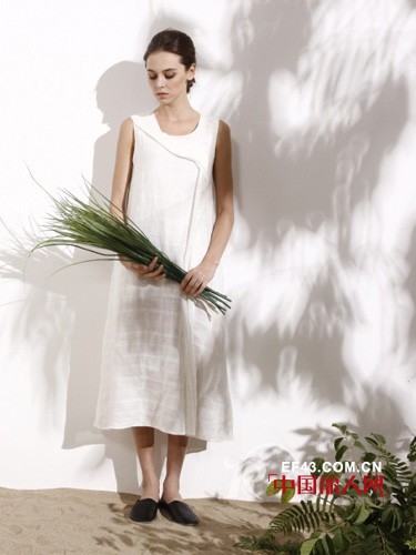 棉麻连衣裙怎么搭配 纯色系棉麻连衣裙搭配
