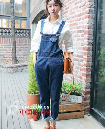 街头达人穿搭 背带裤搭配减龄装扮