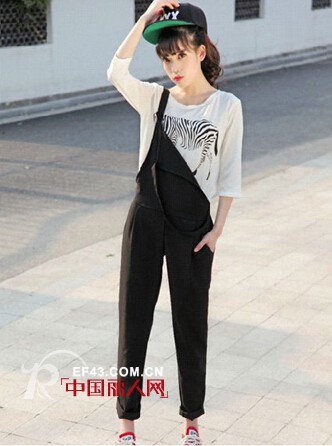 街头达人穿搭 背带裤搭配减龄装扮