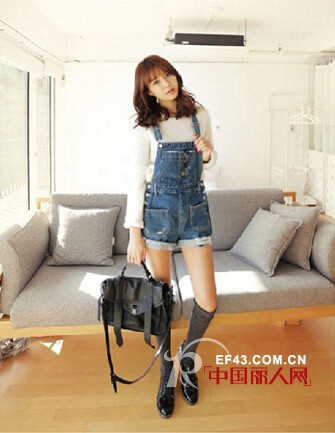 街头达人穿搭 背带裤搭配减龄装扮