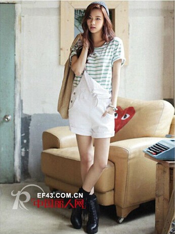 街头达人穿搭 背带裤搭配减龄装扮