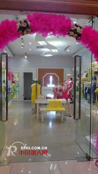 热烈祝贺依然秀女装东莞塘厦沃尔玛商场专卖店盛大开业