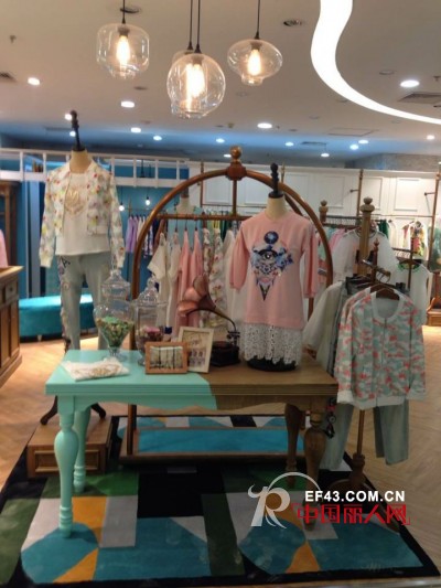 马克华菲以全新形象进驻苏州吴江万亚购物中心三楼啦