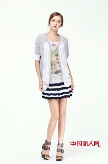 秋季半身裙应该怎么穿搭? 半身裙搭配哪种上衣外套或衬衫比较好看