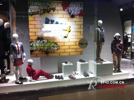 秋冬新品上市——橱窗设计效果图   服装经销商应该知道的橱窗设计效果图