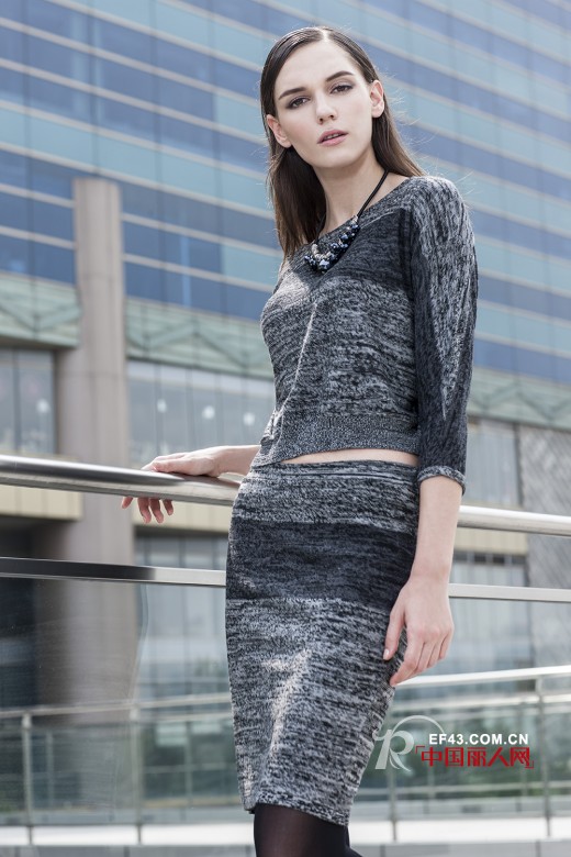 秋季服装搭配 浅灰色风衣怎么搭配 灰色针织套装好看吗?