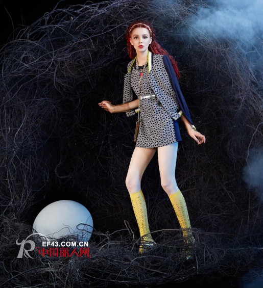 橘粉色外套搭配什么裙装比较好看   千鸟格套装好看吗