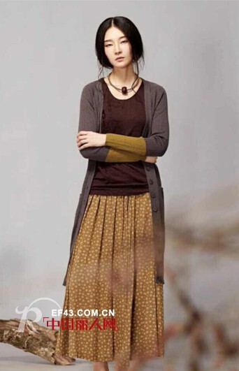 暗色系的服装在秋季如何搭配 秋装如何穿出文艺范儿