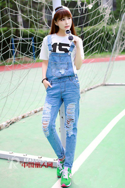 背带裤穿搭 怎样的装扮比较萌 背带裤+帽子穿搭