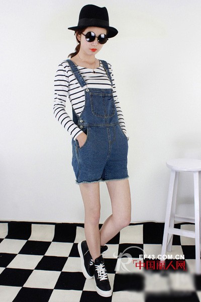 背带裤穿搭 怎样的装扮比较萌 背带裤+帽子穿搭