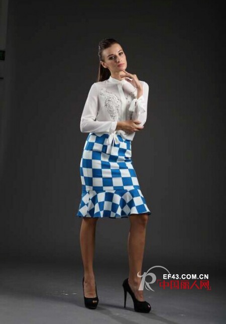 秋季棋盘格纹怎么搭配 蓝白色的棋盘格搭配什么上衣