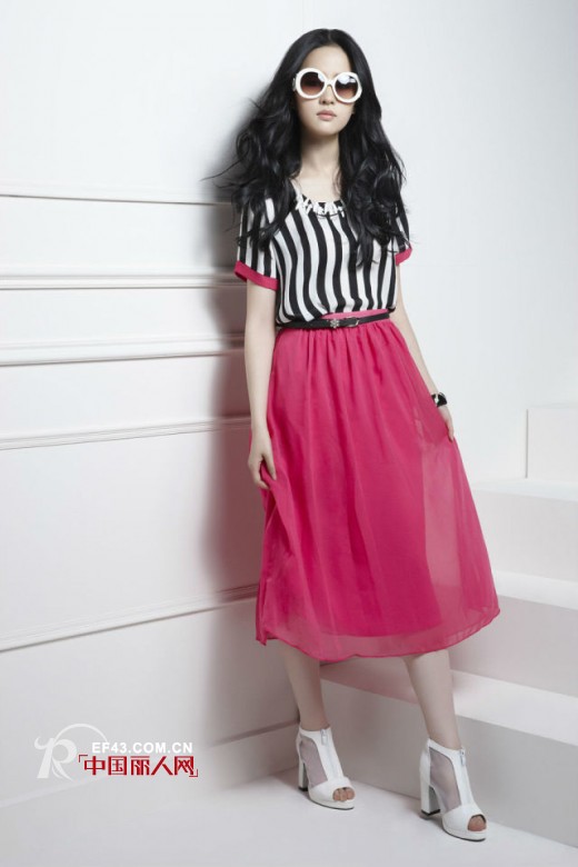 35度天气穿什么凉快 卓多姿连衣裙穿出清爽