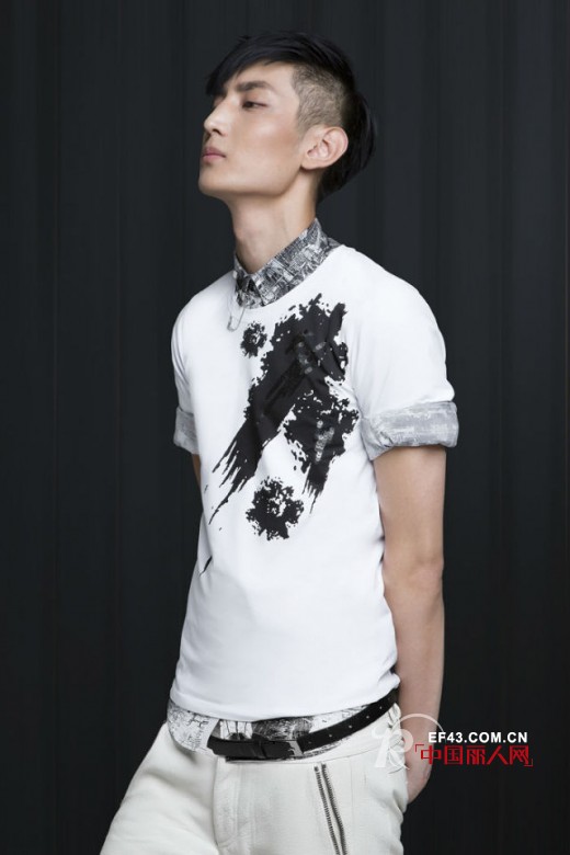 白+黑搭配如何出众? 男女白色溅花t恤衫怎么搭配