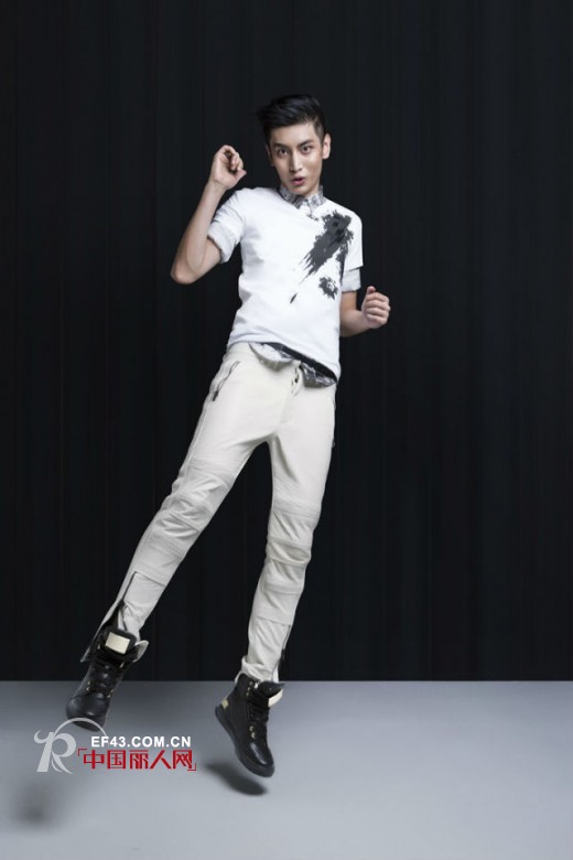 白+黑搭配如何出众? 男女白色溅花t恤衫怎么搭配