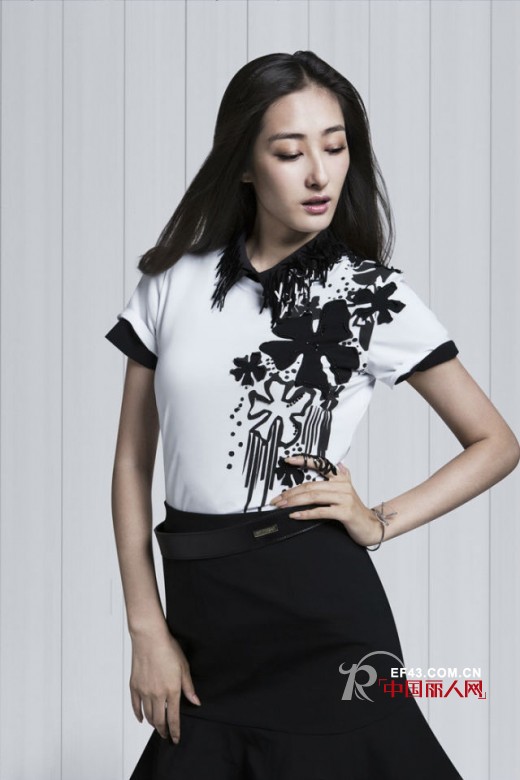 白+黑搭配如何出众? 男女白色溅花t恤衫怎么搭配