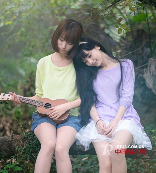 最近流行的闺蜜装搭配 街头惹眼的时尚美搭