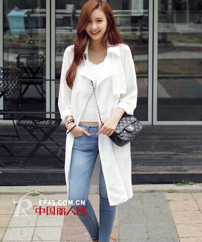秋装风衣怎么搭配更时尚好看?   看街拍潮人来为你示范