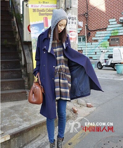 秋装风衣怎么搭配更时尚好看?   看街拍潮人来为你示范