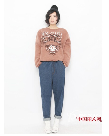 牛仔直筒裤怎么搭配 牛仔直筒裤搭配什么上衣