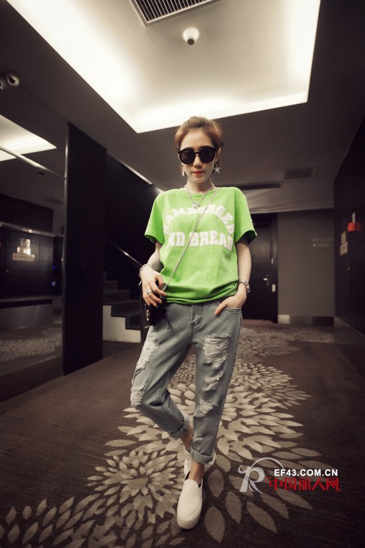 牛仔直筒裤怎么搭配 牛仔直筒裤搭配什么上衣