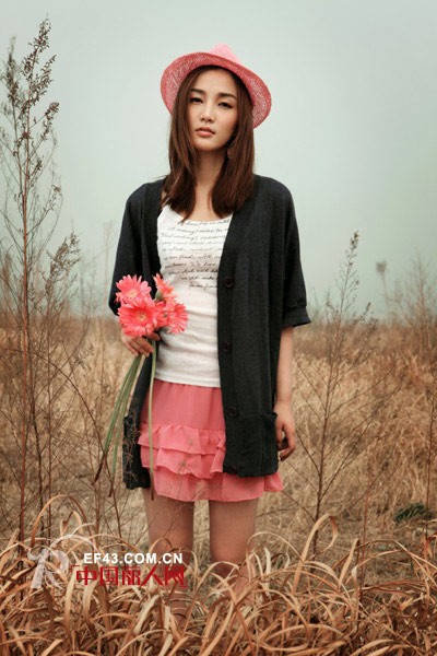 针织衫怎么搭配更甜美淑女?  试试跟小短裙一起搭配吧!