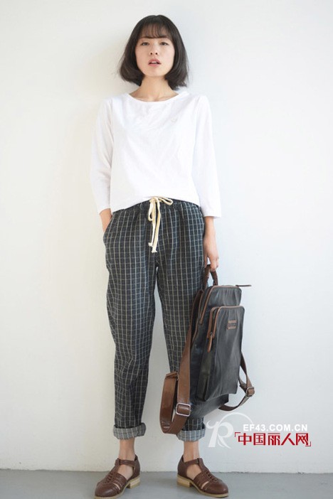 直筒裤搭配 格子直筒裤好看吗?格子直筒裤搭配什么上衣