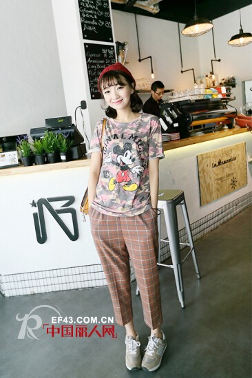 直筒裤搭配 格子直筒裤好看吗?格子直筒裤搭配什么上衣