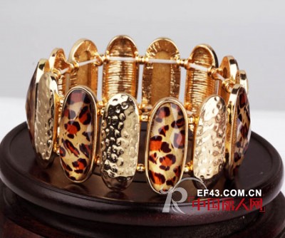 超大号珠宝配饰来袭 让你“招摇一夏”