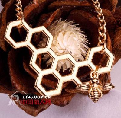 超大号珠宝配饰来袭 让你“招摇一夏”