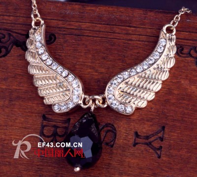 超大号珠宝配饰来袭 让你“招摇一夏”